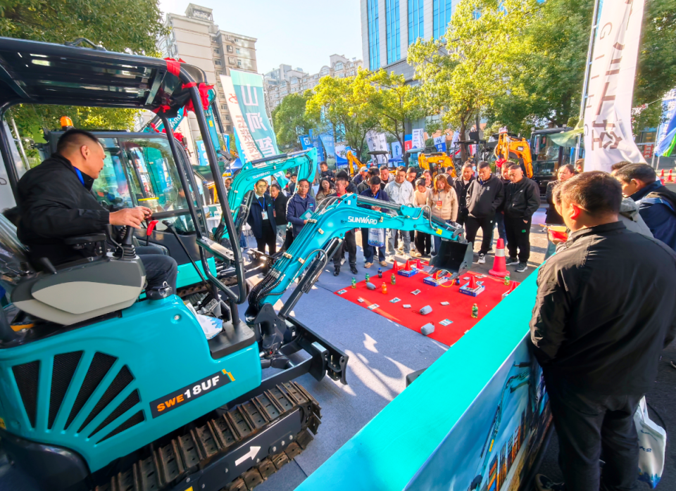 TVT体育官网智能微挖“天团”闪耀武汉，引领绿色施工潮流